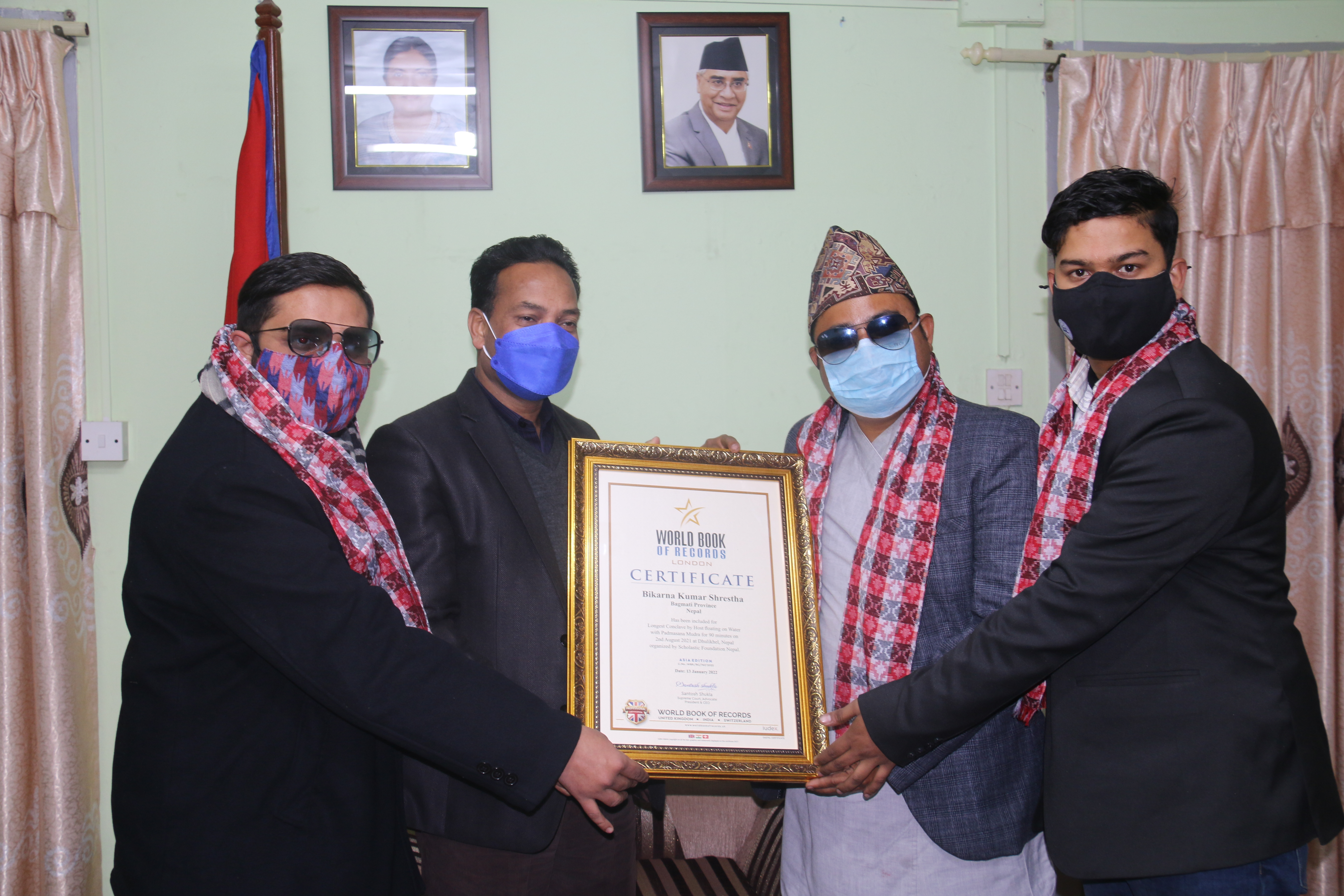श्रेष्ठ वल्र्ड बुक अफ रेकर्ड  बनाउन सफल, मन्त्री अथकद्धारा प्रमाण प्रत्र हस्तान्तरण