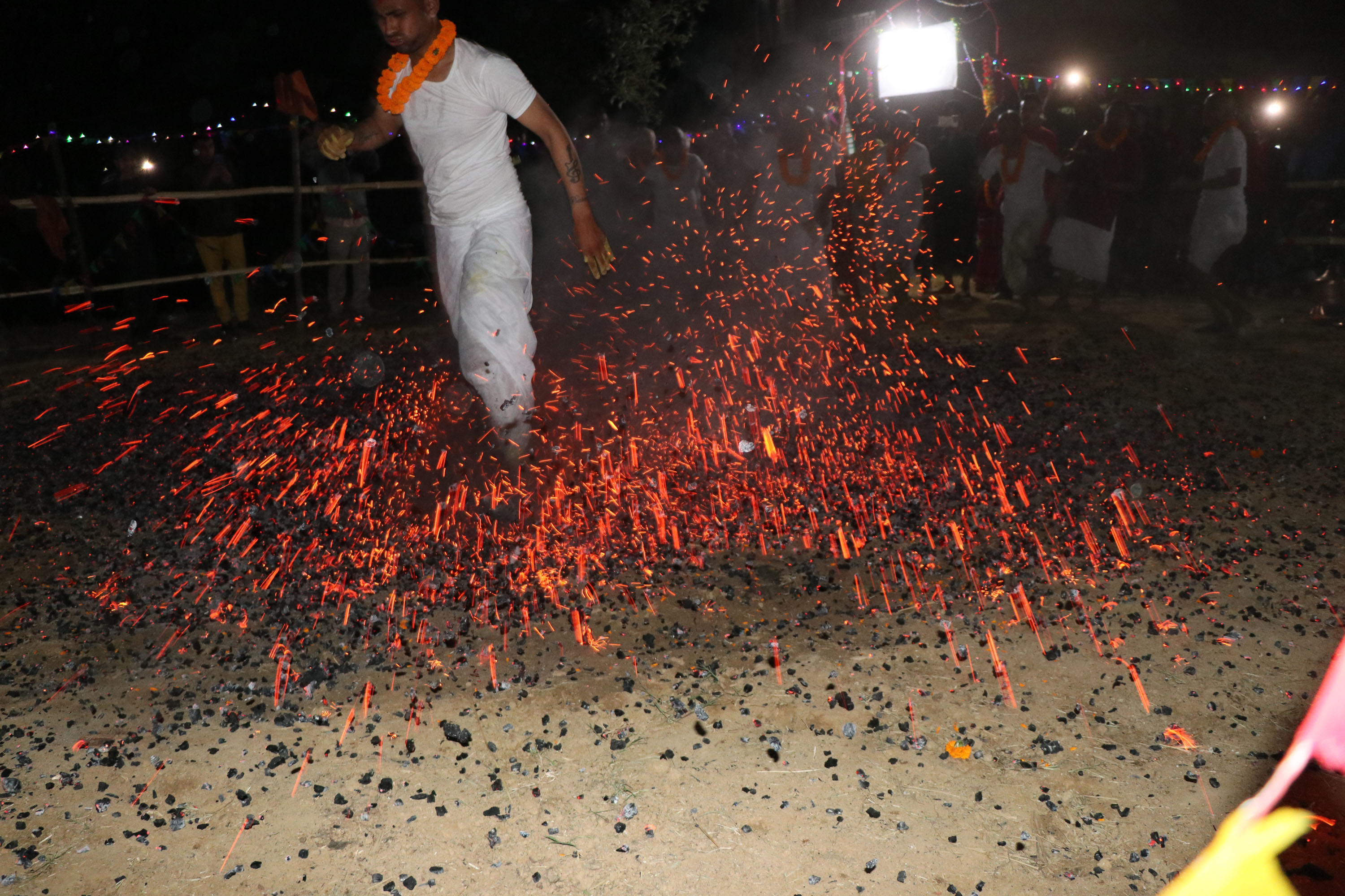 भक्तपुरमा आगोको भुङ्ग्रोेमाथिको अनौठो नाच