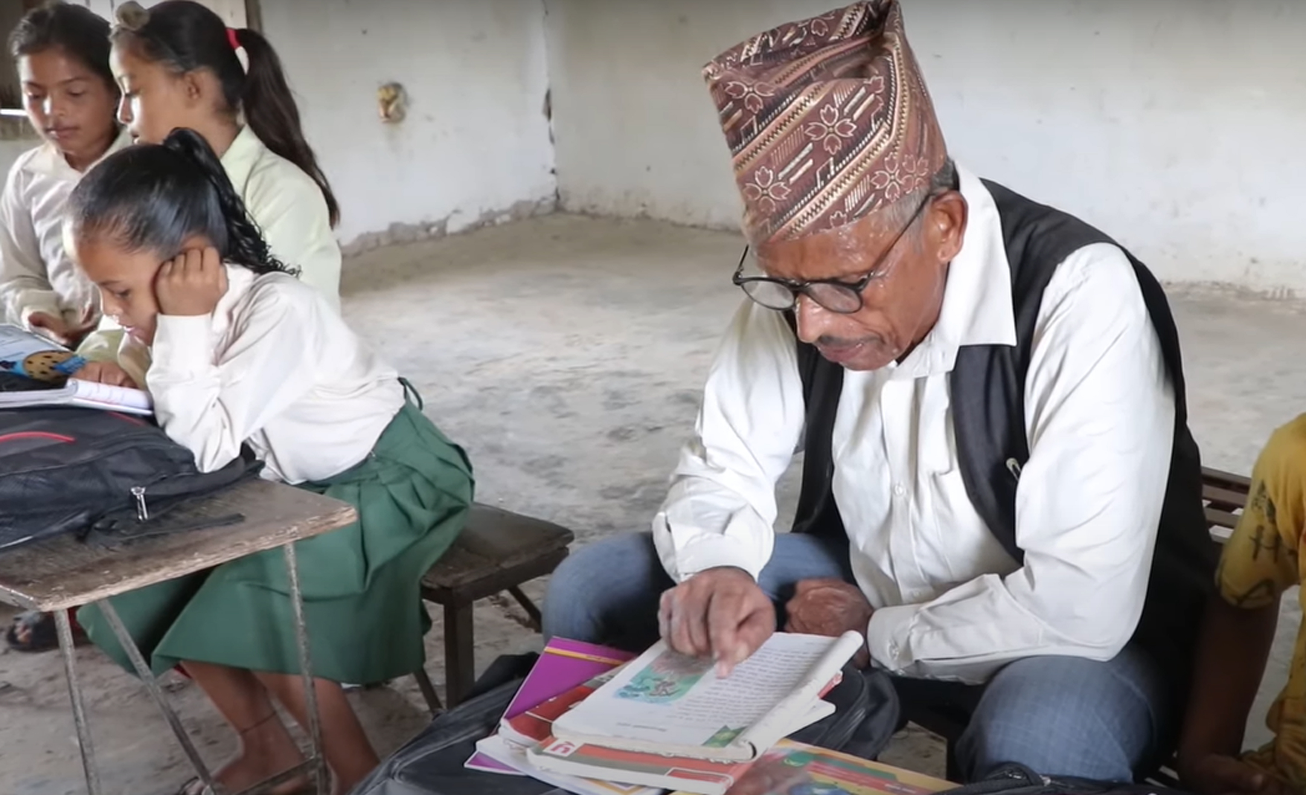 ६१ वर्षीय रिमबहादुर कक्षा ५ मा पढ्दै, नातिनातिना उमेरका सहपाठी