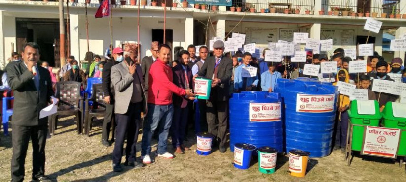 महालक्ष्मी विकास बैंकले गर्यो विद्यालयलाई पानी ट्यांकी र डस्टबिन सहयोग