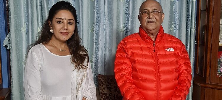 अभिनेत्री करिश्मा मानन्धर एमाले प्रवेश गर्दै