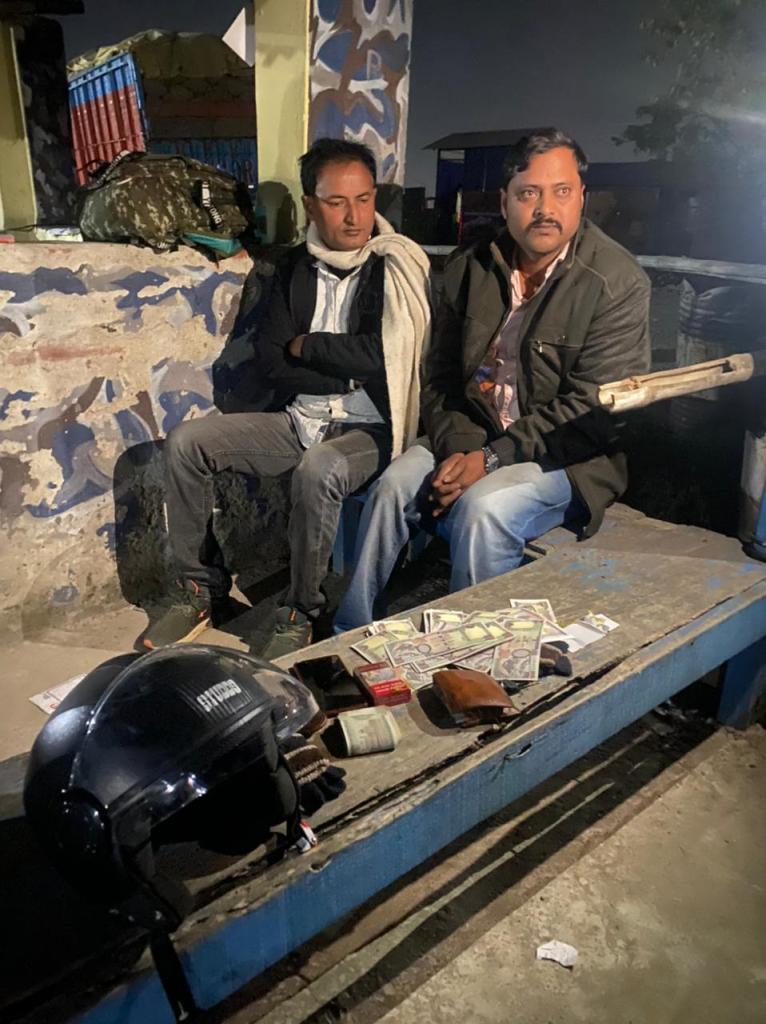 लाखौँको श्रोत खुलाउन नसकेपछि पक्राउ परे तीन व्यक्ति