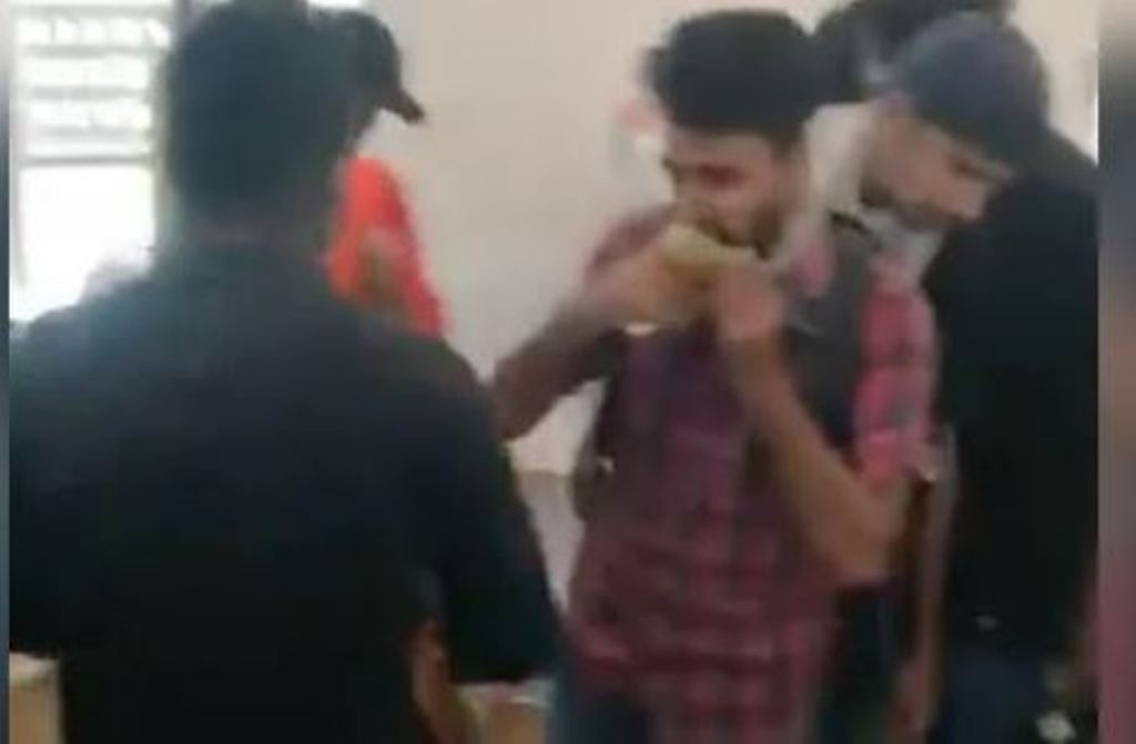 श्रीलंका संकटः राष्ट्रपति निवासमा छिरेका प्रदर्शनकारी किचनमा खानेदेखि पौडीमा रमाए