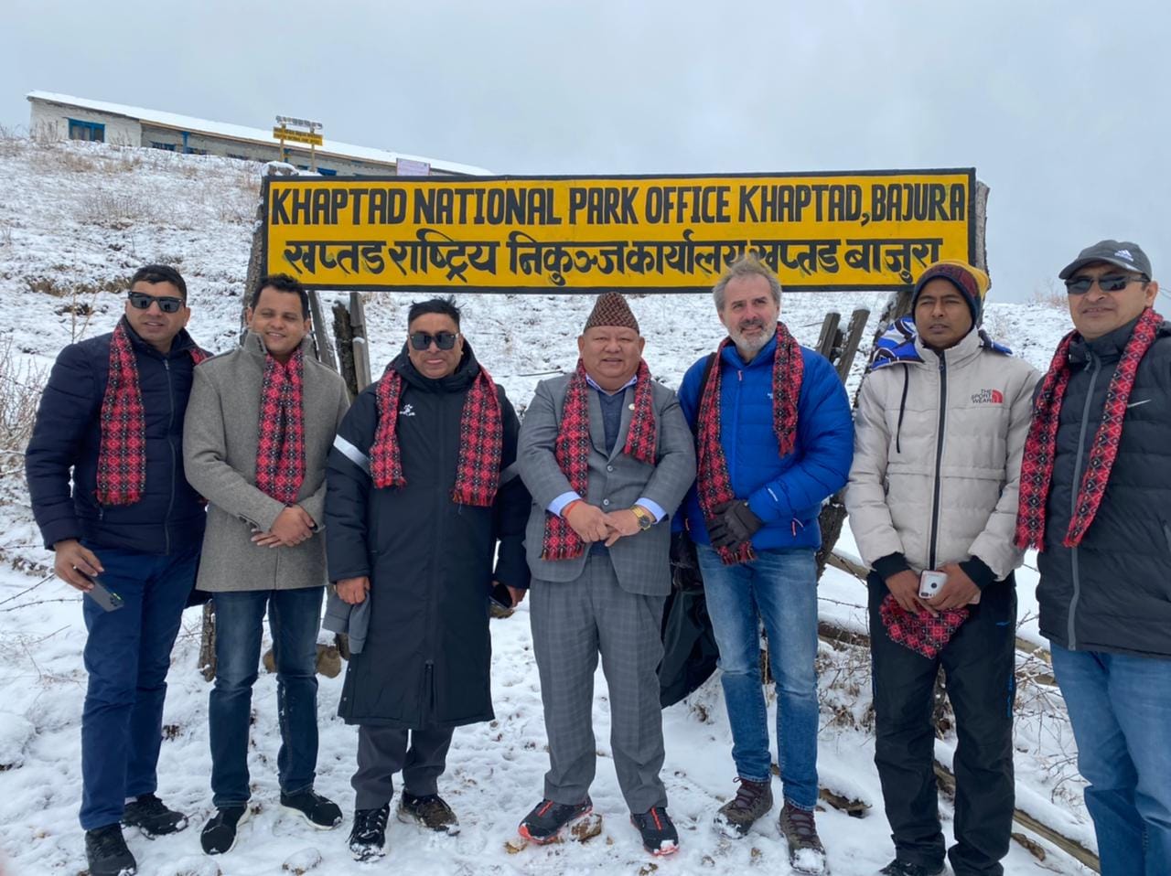 पर्यटनमन्त्री आले सहित पर्यटकले गरे हेलिटुरमार्फत खप्तड अवलोकन 