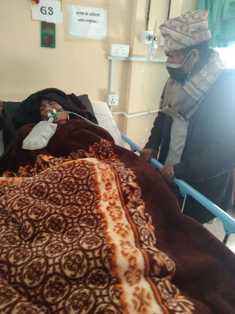 अर्थाभावले अस्पतालमा छटपटाउँदै मान्तेकी बुढी,वृद्धभत्ता बाटैमा स्वाहा