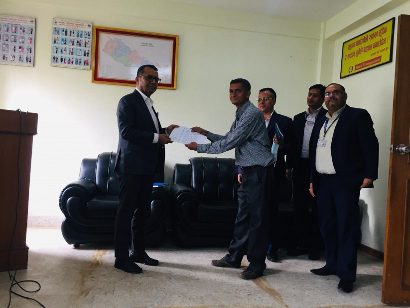 सेयर लगानीकर्ताहरुले धितोपत्र बोर्डमा बुझाए १९ बुँदे ज्ञापनपत्र , माग पुरा गर्ने बोर्डका अध्यक्ष हमालको प्रतिवद्धता