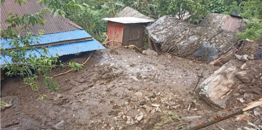 ताप्लेजुङमा आठ घर पहिराले बगायो