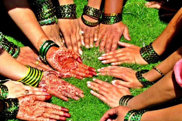 साउन महिना लागेसँगै हरिया चुरा र मेहेन्दीको व्यापार बढ्यो