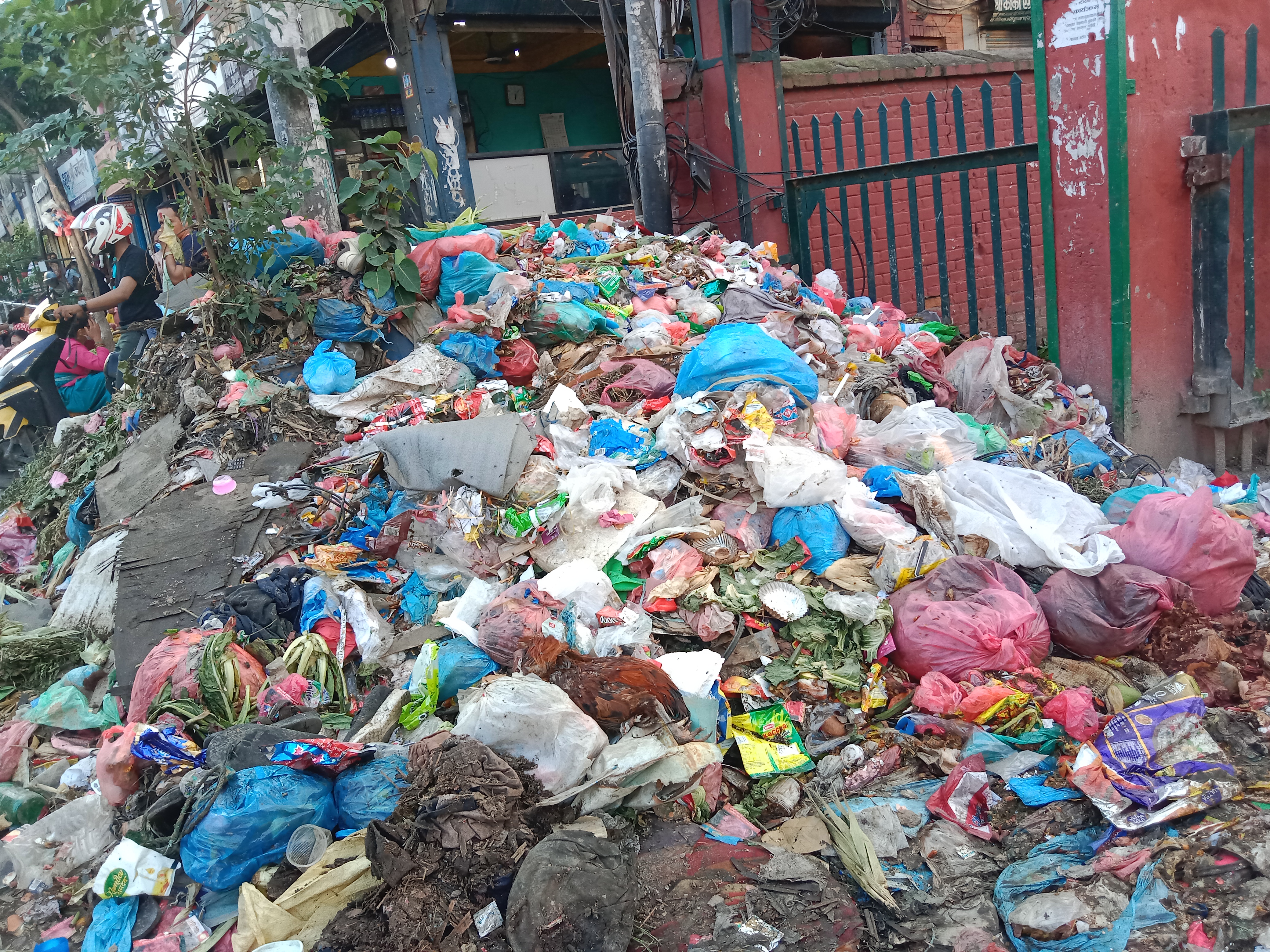 फोरहका कारण कालिमाटीको मुख्य प्रवेशद्वार नै बन्द, फोहर लिन नआएको दुई महिना भयो