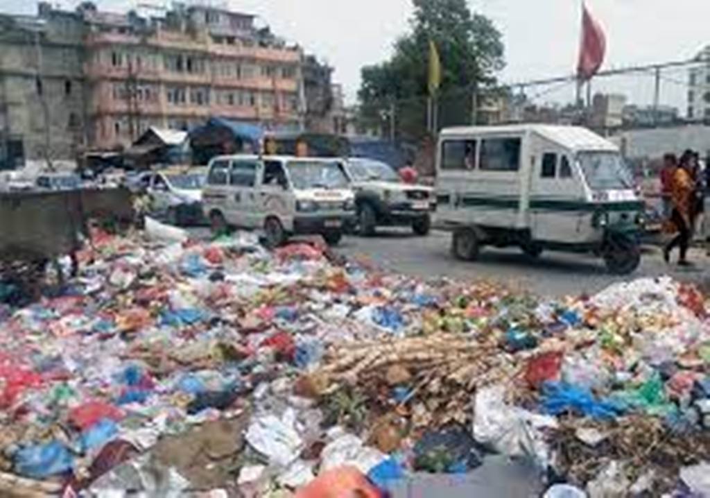फोहर नउठ्दा फेरि उपत्यका दुर्गन्धित बन्दै, समयमै सडक नबन्दा स्थानीयको आन्दोलन