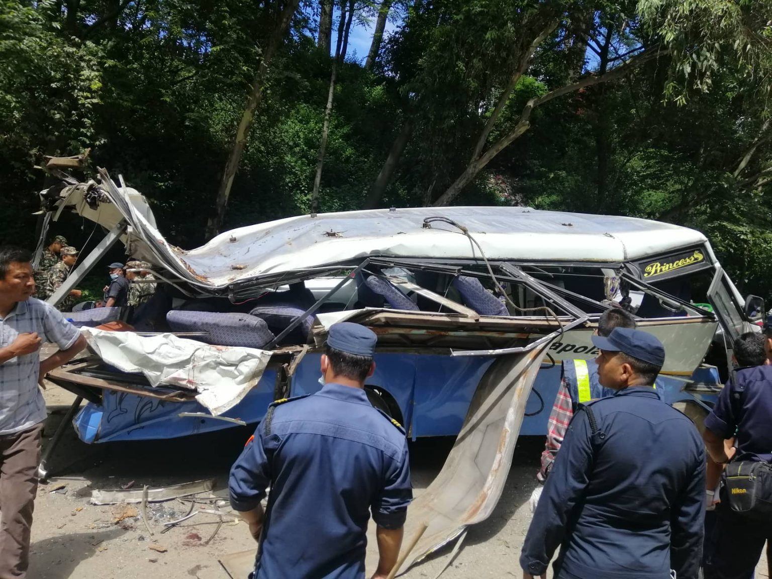 भक्तपुरमा रुखले बस र स्कुटर किच्दा ३ जनाको मृत्यु, १२ घाइते