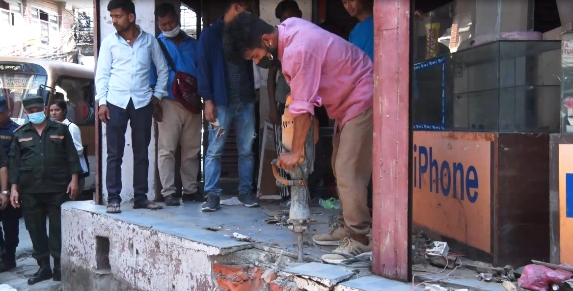 काठमाण्डौं महानगरद्वारा नक्सापास विपरीत अन्डरग्राउण्ड पार्किङमा सञ्चालित पसलहरु हटाउन सुरु