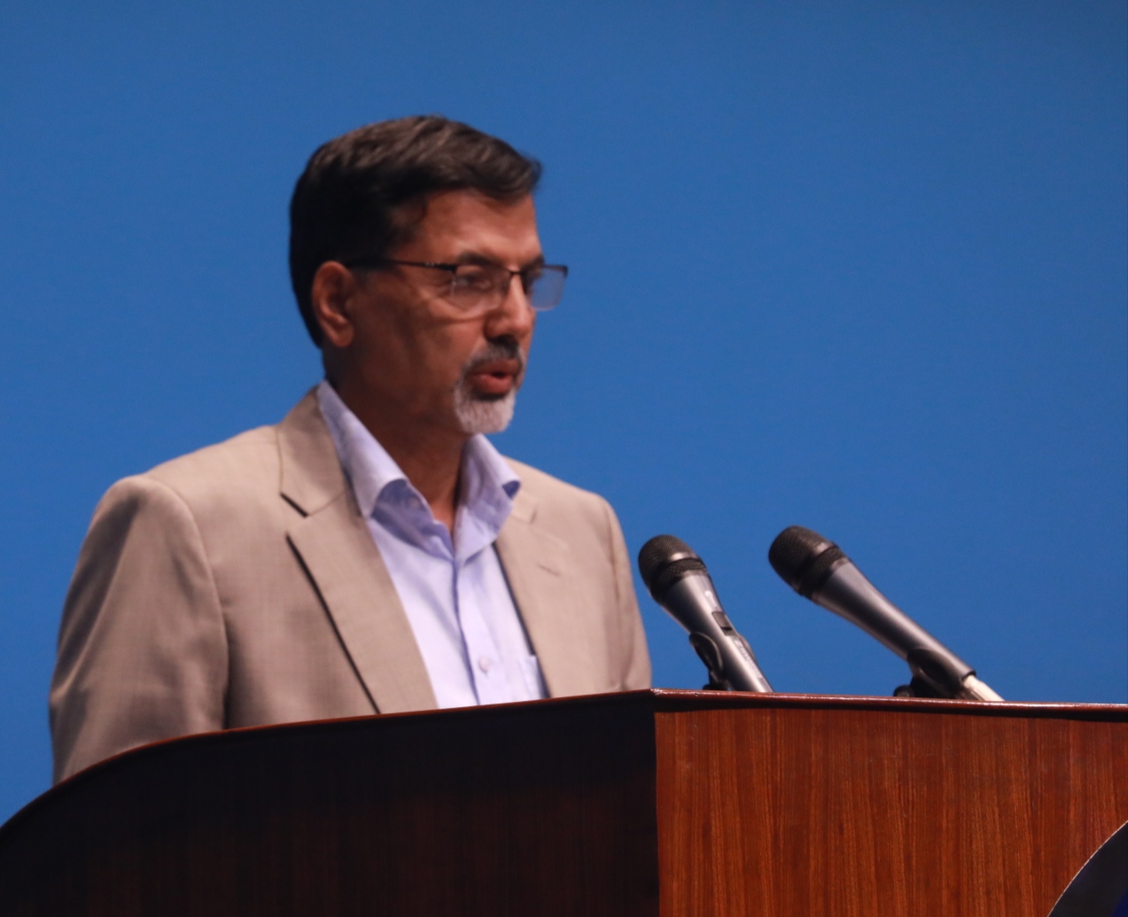 अर्थमन्त्रीद्धारा संसद्मा आर्थिक सर्वेक्षण पेस