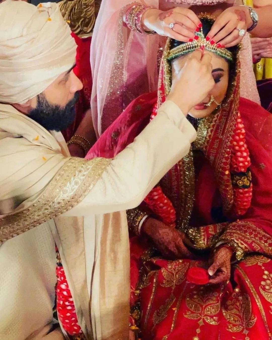 अभिनेत्री मौनी रोयले प्रेमी सुरज नाम्यिारसँग कसिन लगनगाठो