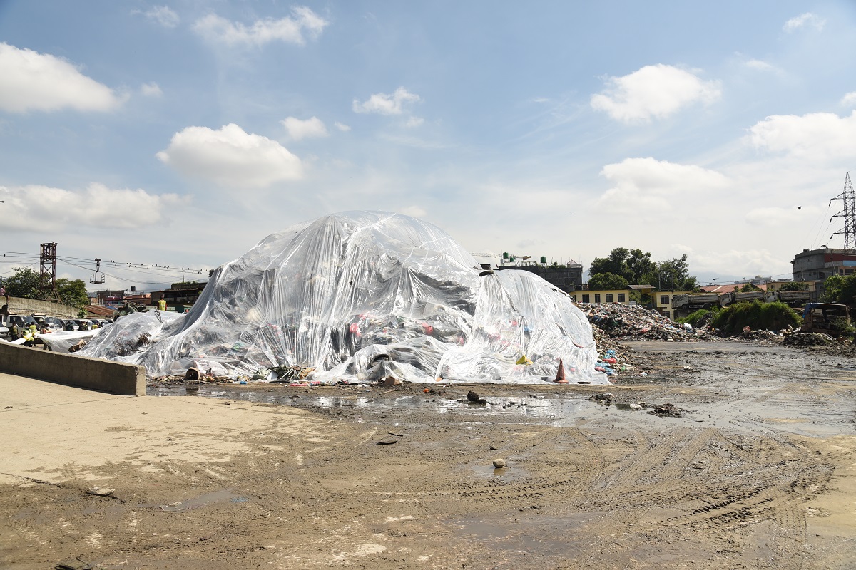 ट्रान्सफर स्टेशनको फोहोर पूर्ण क्षमतामा ढुवानी नभएपछि जीवातु राखेर प्लाष्टिकले छोपियो 