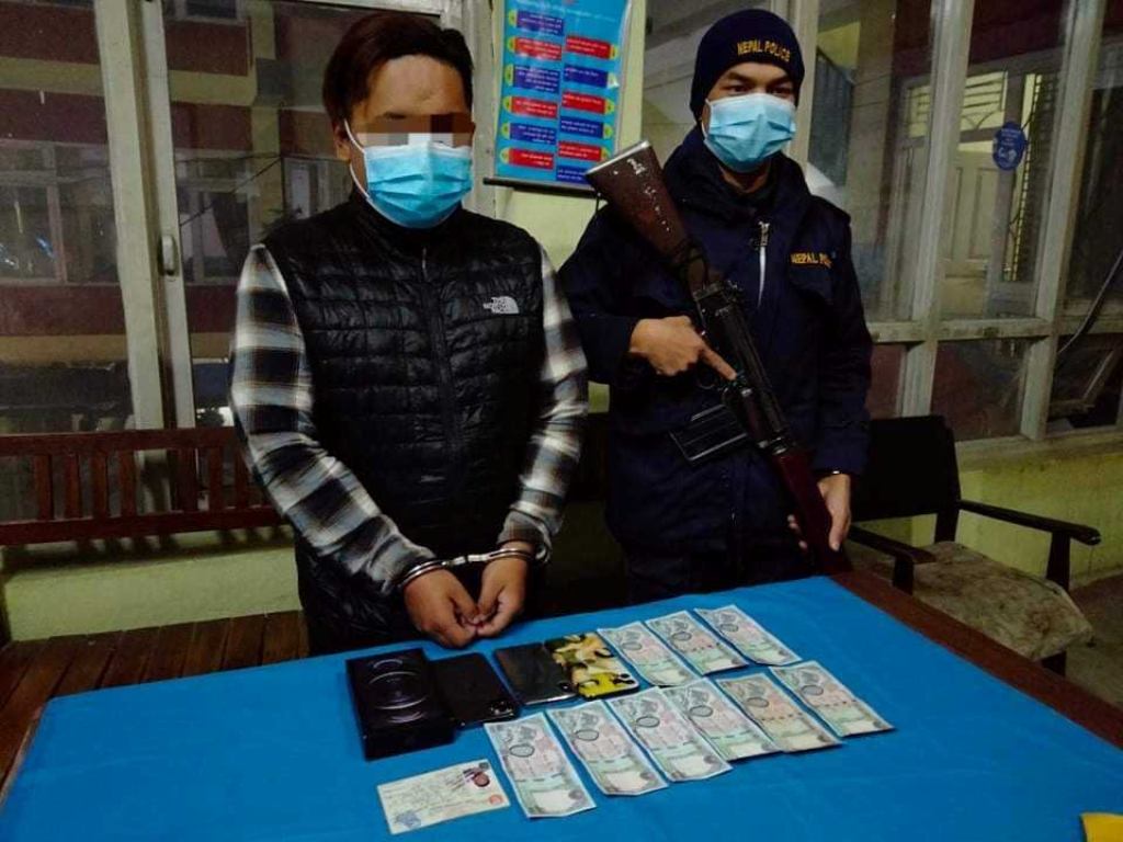 यी हुन् अनलाइनबाट मोबाइल मगाइ मोबाइल बोकेर टाप कस्ने व्यक्ति