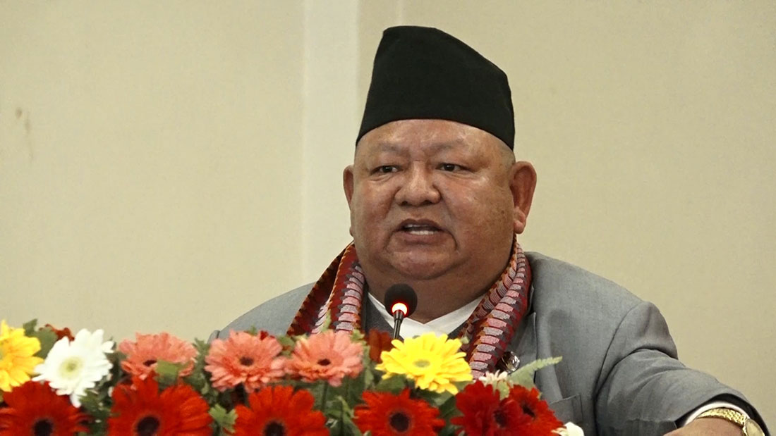 पर्यटनमन्त्री आलेले माधव नेपाललाई बुझाए राजीनामा पत्र