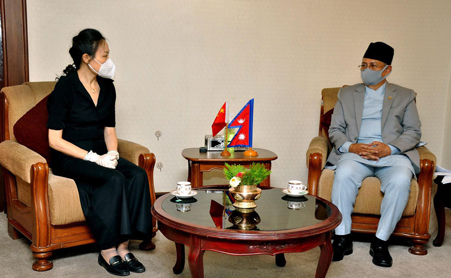 गृहमन्त्री खाणसँग चिनियाँ राजदूत यान्छीको शिष्टाचार भेटघाट