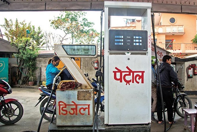 व्यवसायीले डिपोबाट इन्धन उठाएनन्, ढुवानीको कमिसन बढाउनुपर्ने एक सुत्रीय माग, पम्पमा तेल अभाव हुनसक्ने