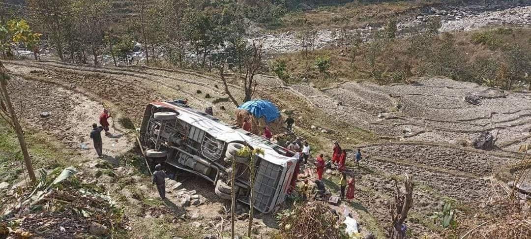 नुवाकोटको किस्पाङबाट काठमाडौँ आउँदै गरेको  बस भीरबाट खस्यो