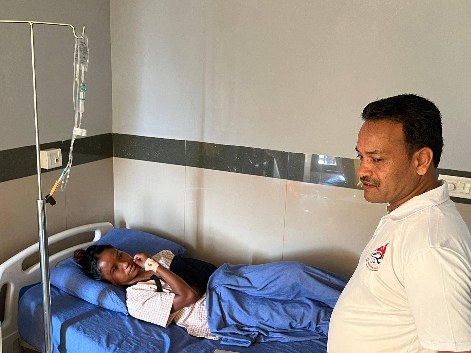 खेलाडी रेणुकालाई भेटे मन्त्री अथक, उपचारमा कमी हुन नदिने प्रतिवद्धता 