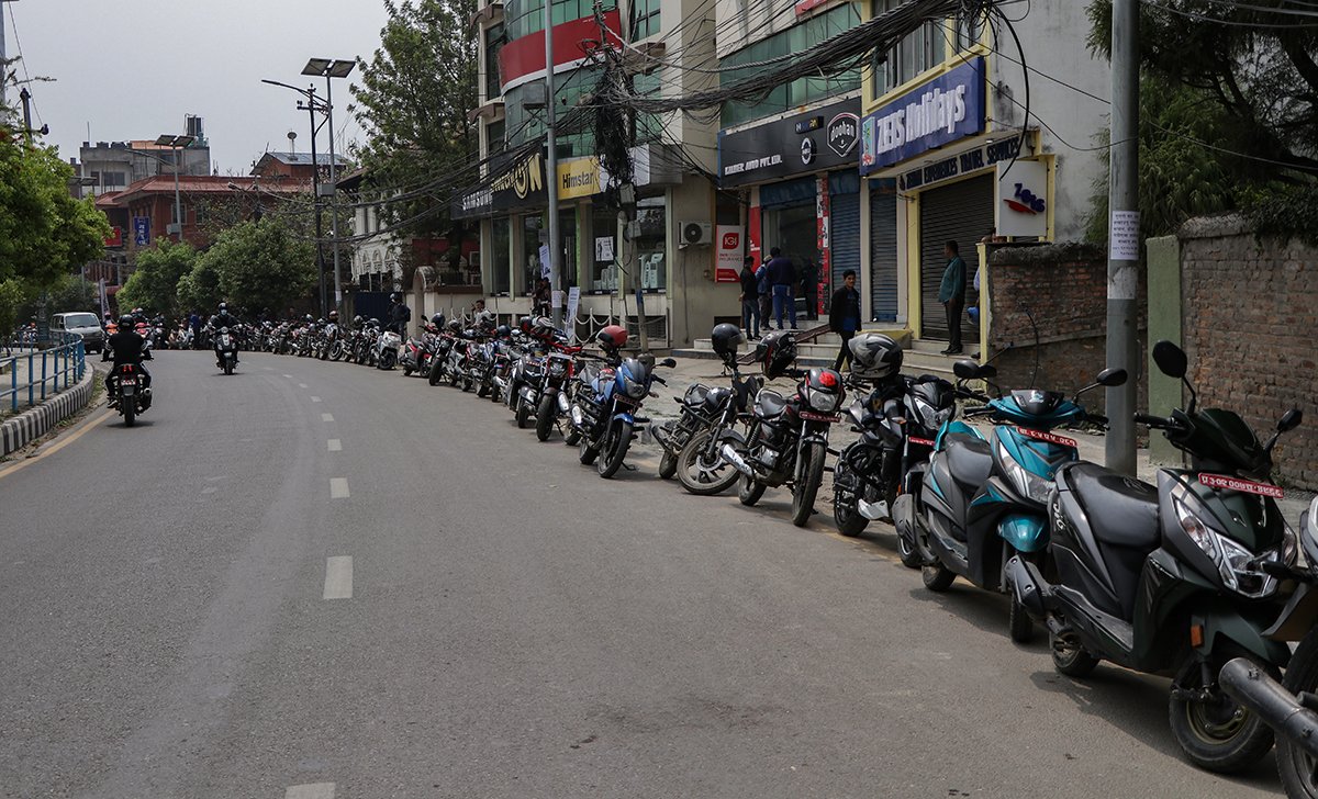 पेट्रोल अभाव हुनसक्ने त्रासले सवारी साधनको भीड