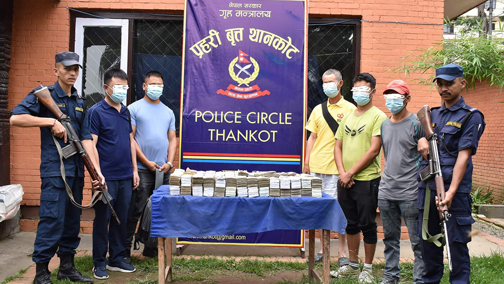 स्रोत नखुलेको झण्डै  ४ करोडसहित पाँच पक्राउ, चार जना चिनिया नागरिक