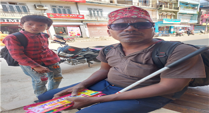 अगरबत्ती बेचेर जीविकोपार्जन गर्दै दृष्टिविहीन 