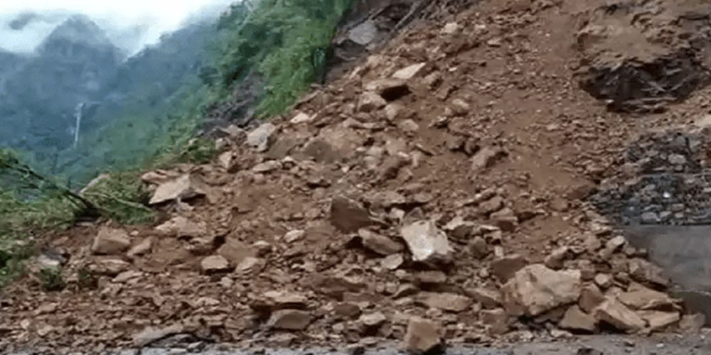 निर्माणाधीन सडकमा पहिरो जाँदा पुरिएर २ मजदुरको  मृत्यु