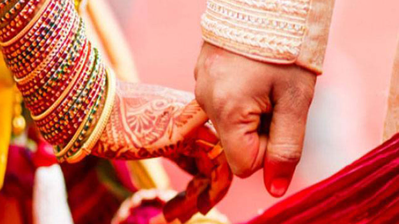 अन्तरजातीय विवाह गर्ने जोडी एक लाखसहित सम्मानित