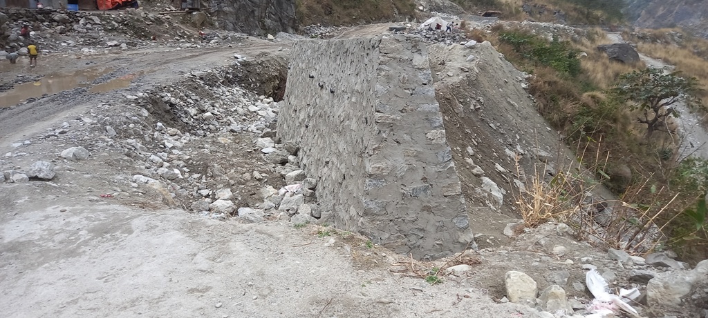 अलपत्र पर्यो मैलुङ–स्याफ्रु अन्तर्राष्ट्रिय राजमार्गको काम, ३५ करोड बुझेर ठेकेदार गायब