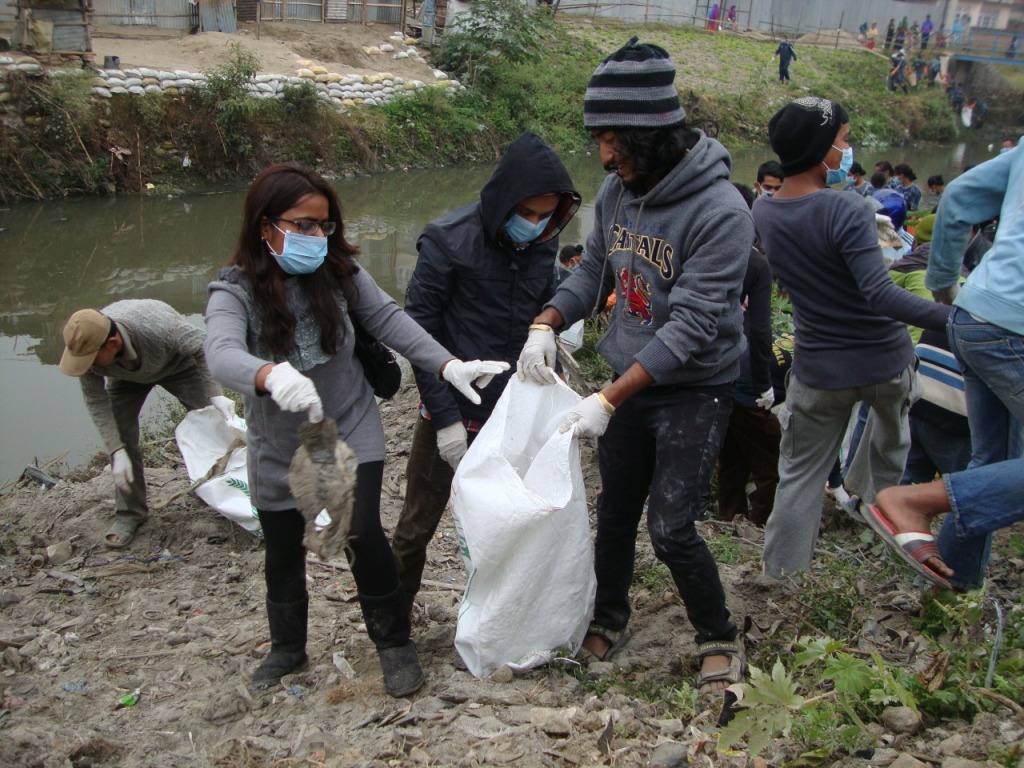 वाग्मतीबाट निकालियो साँढे २ टन फोहर  