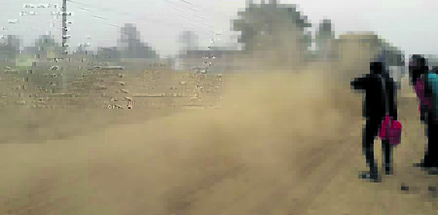 दुलेगौडा कोत्रेखण्डका बासिन्दा भन्छन् धुलोले आजित भयौँ, कति सहने ?