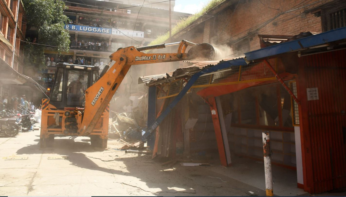 अन्य पालिकाका जनप्रतिनिधि पनि अवैध संरचना भत्काउन उठे 