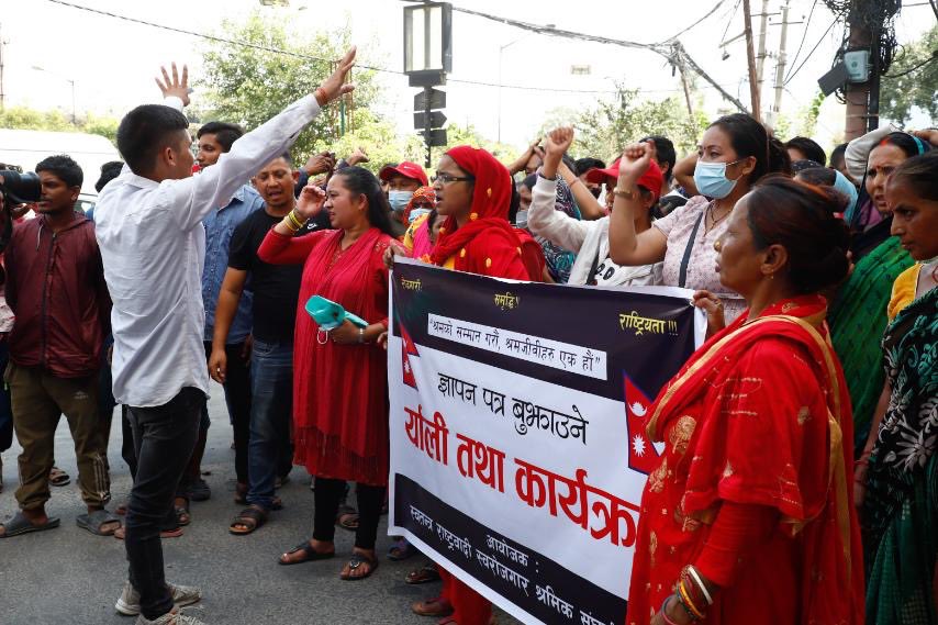 विभिन्न मागसहित फुटपाथ व्यापारी आन्दोलित
