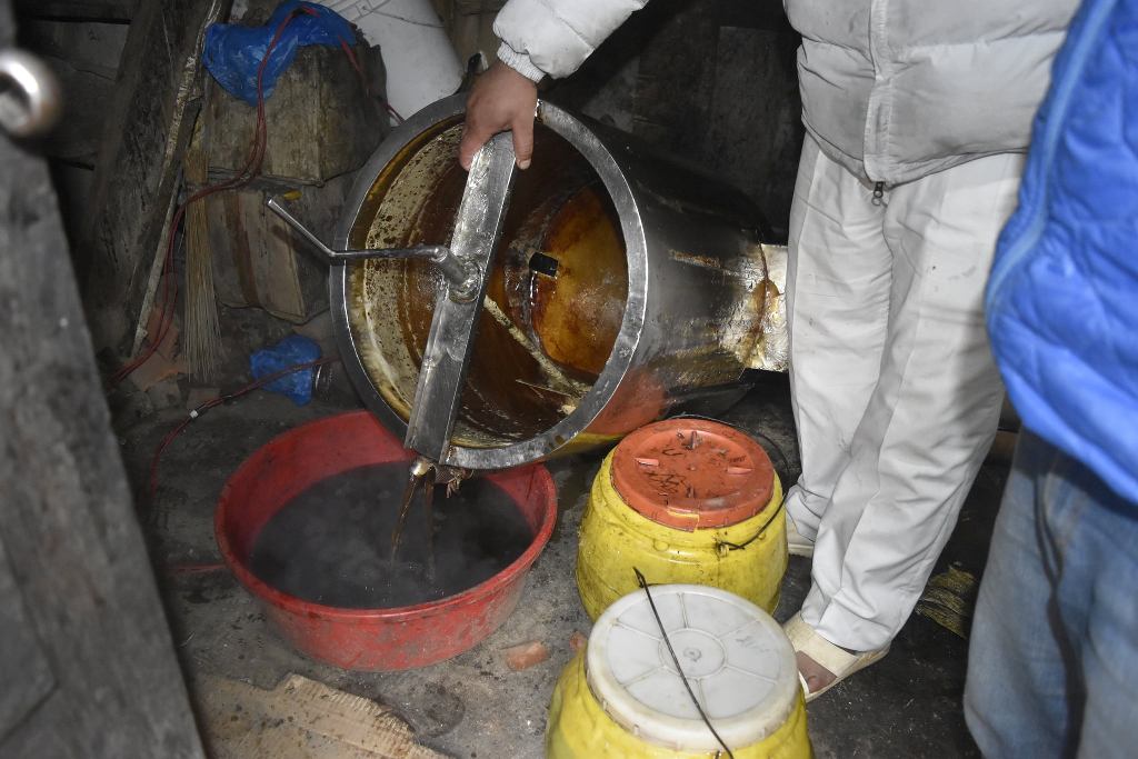 अपरेशन हनी : यसरी गरियो ६ क्वीन्टल खान अयोग्य मह, ६० क्वीन्टल कच्चापदार्थ बरामद 