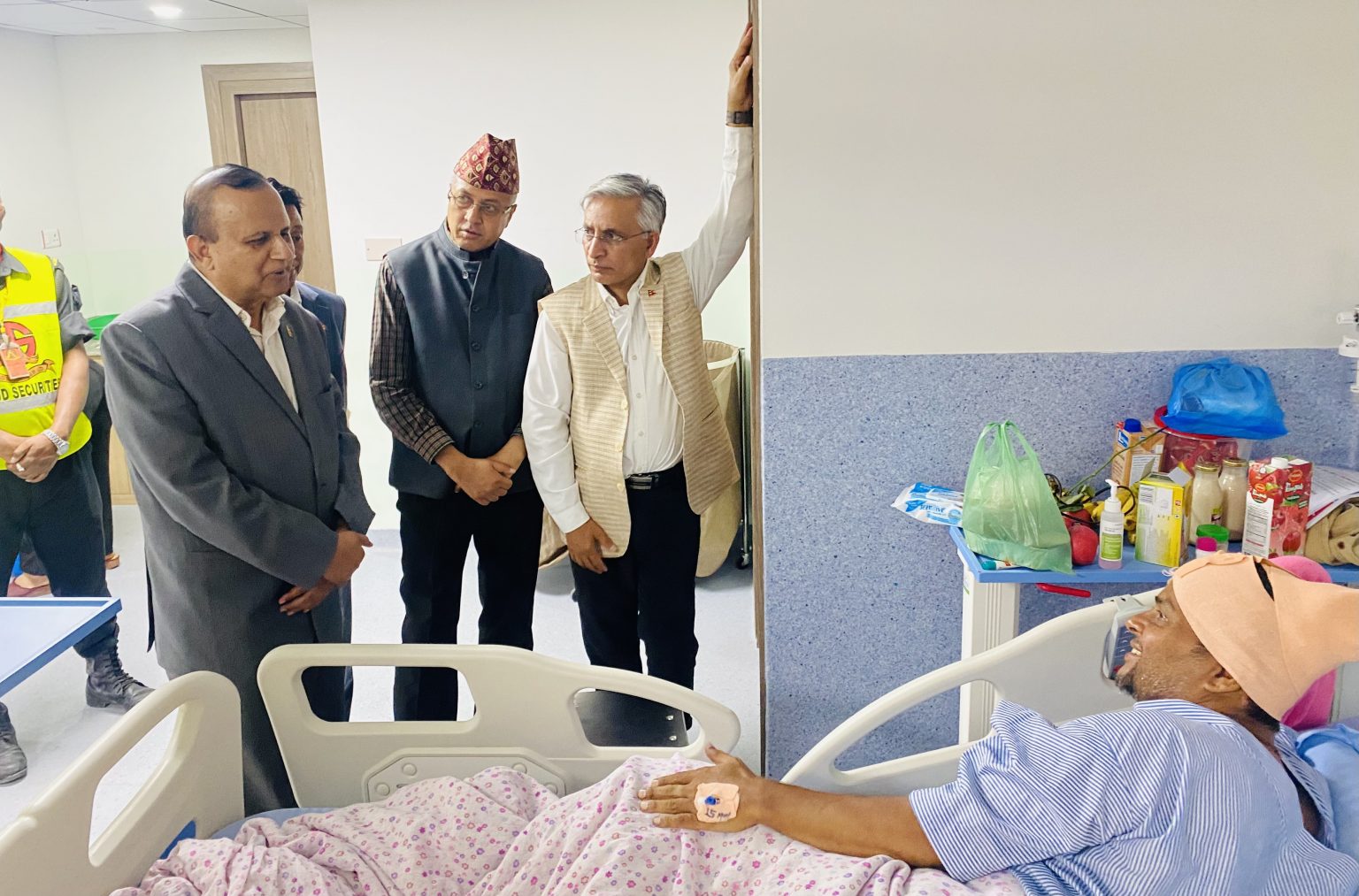 घाइते जोशी भेट्न एमाले महासचिव अस्पतालमा