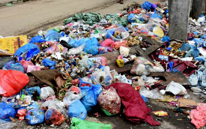 उपत्यकाको फोहर नउठ्दा फैलियो दुर्गन्ध, समयमै बाटो मर्मत नहुँदा स्थानीयले गरे अवरोध