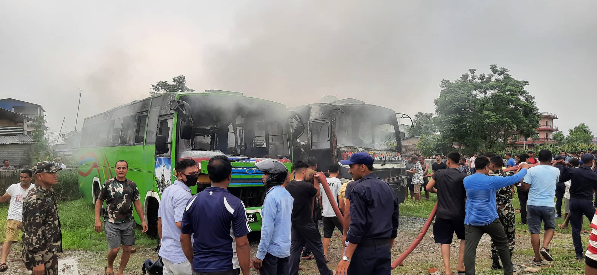 चितवनको खैरहनीमा रोकिराखेको दुई गाडीमा आगजनी, जलेर पूर्ण क्षति 