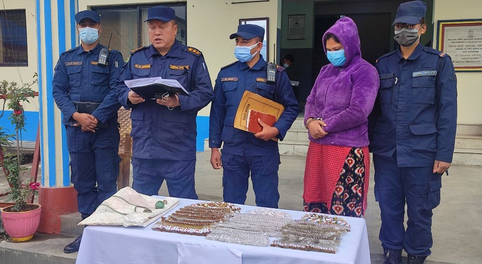 लागूऔषध कारोबारमा संलग्न महिला पक्राउ