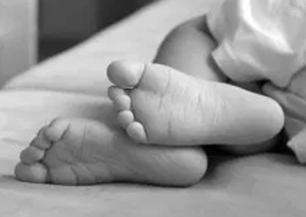 आमा छोरा पर्खालबाट हामफाल्दा आमाको ज्यान गयो, छोरा घाइते