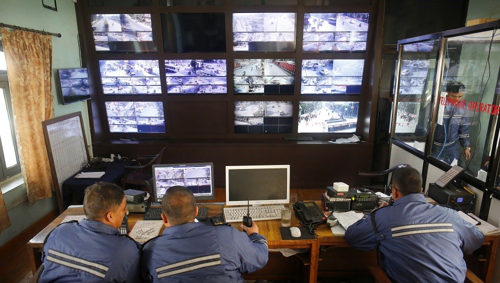 सिसी क्यामेरा हेर्दै, कारबाही गर्दै ट्राफिक, अबस्था ठिक नभएका गाडी चलाउने पनि प्रहरीको फन्दामा 