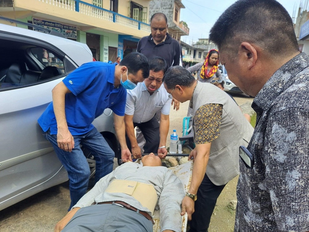 एमालेका नेता शेर्पा चढेकाे गाडी  दुर्घटना, उपचारका लागि हेलिकोप्टरमार्फत काठमाडौं ल्याइँदै