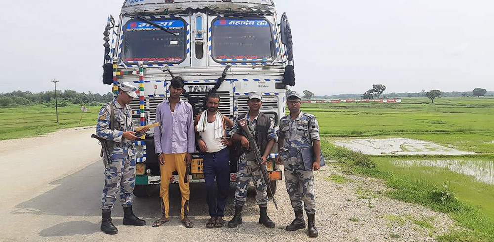 रु ५५ लाख बराबरको तेलसहित भारतीय ट्रक बरामद