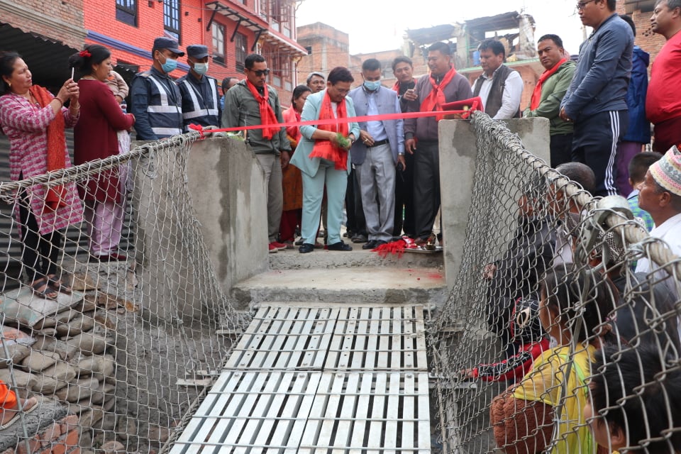 ७९ लाख लागतमा निर्माण भएको झोलुङ्गे पुलको ऊर्जामन्त्री भुसालद्धारा उद्घाटन