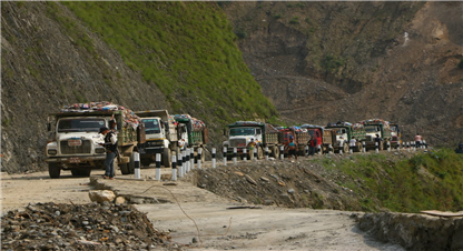 बञ्चरेडाँडामा  स्थानीय र प्रहरी बिच झडप, फोहोर बोकेको गाडी  काठमाडौं फर्किए