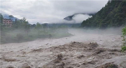 बाढीले मेलम्चीस्थित फट्टेको पुलमा क्षती