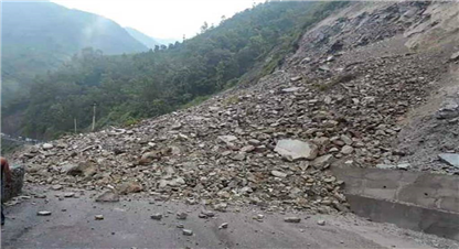 भर्खरै : मुग्लिन सडकमा ठुलो पहिरो , सडक अबरुद्ध, पहिरो नरोकिँदा पन्छाउने कार्य हुन सकेन