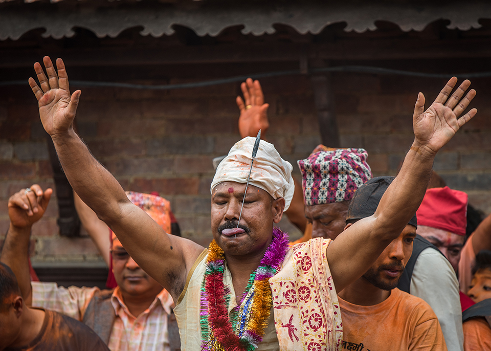 भक्तपुरमा नवौँ पटक जिब्रो छेडेर टोलटोल घुमे बुद्धकृष्ण